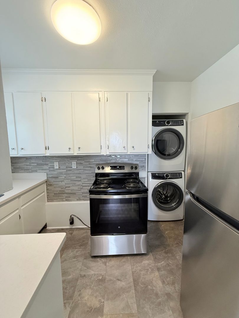 Downstairs Unit - Next to Habersham Village!