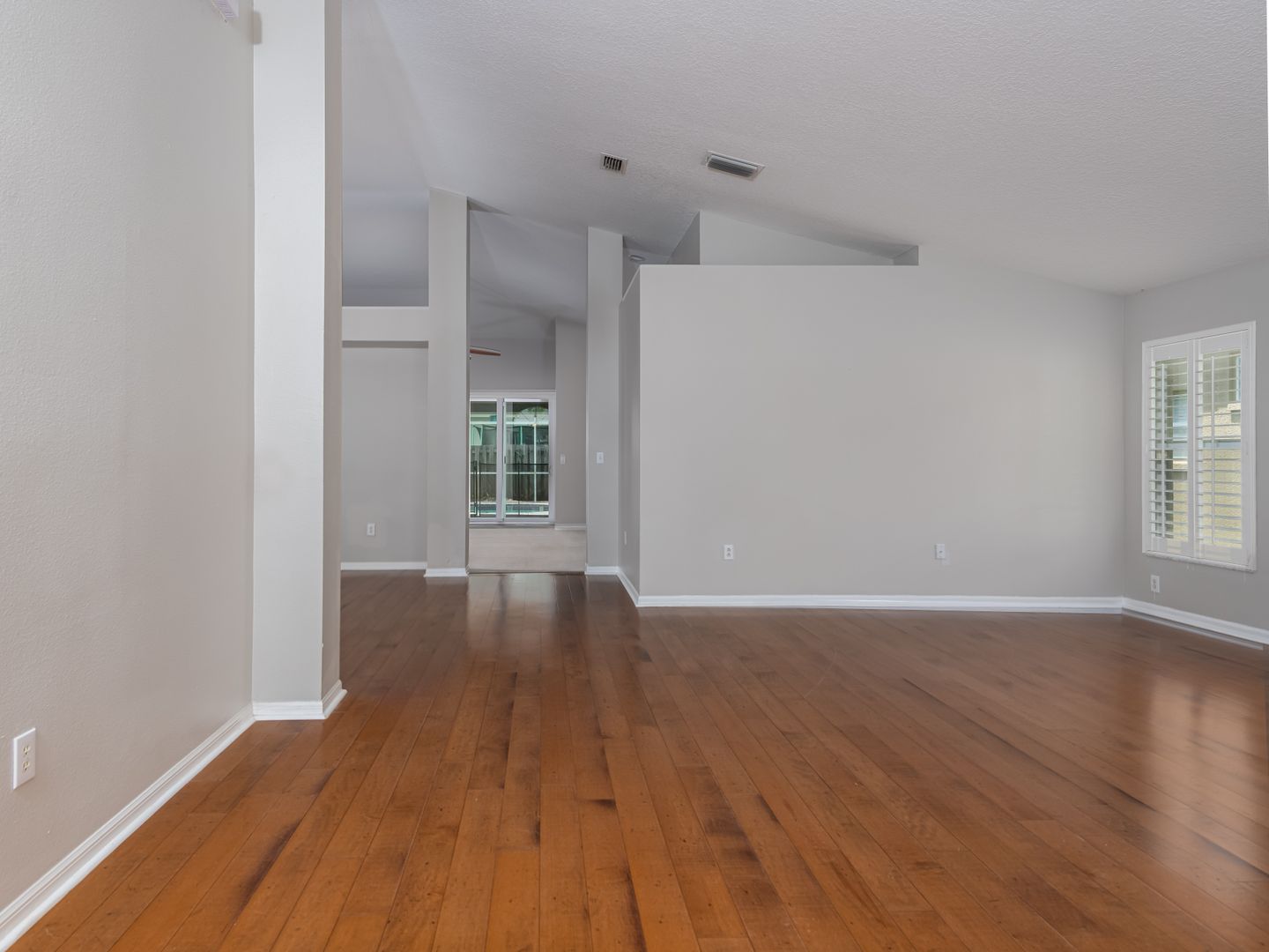 Tampa House: Abbotsford Drive 10333