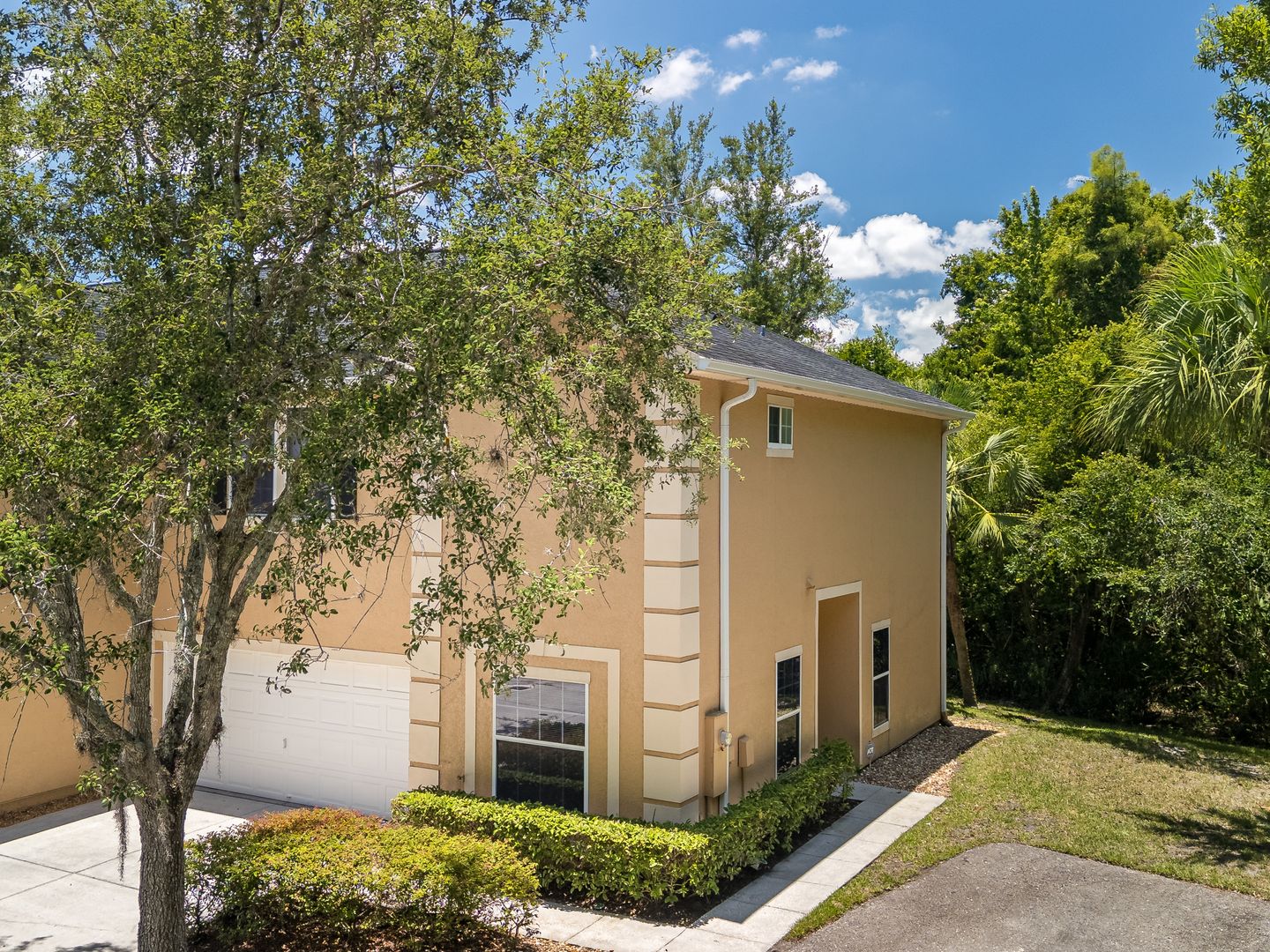 Tampa Townhome: Parkstone Palms Court 16322