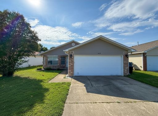Charming 3 Bedroom Home with Pergola, Fenced Backyard & Washer/Dryer Included! – photo 1