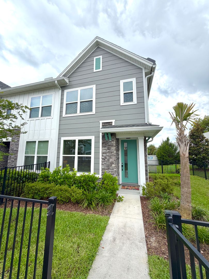 Jacksonville House: 11103 Diffusion Court