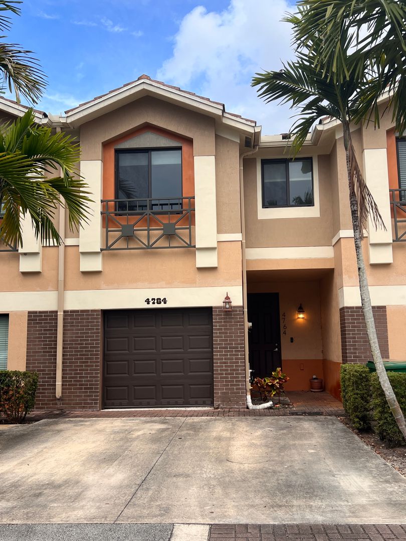 Davie Townhome: 4764 E Station Square