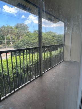 Beautiful Apartment in Gated Community FULL SIZE washer/dryer – photo 1