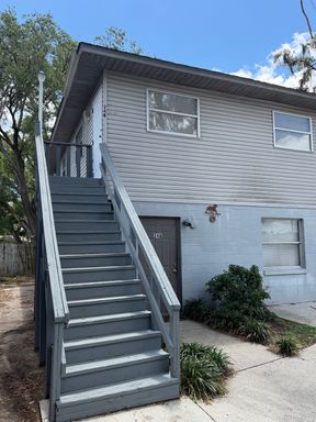 Adorable 2 bed/1 bath second floor apartment!