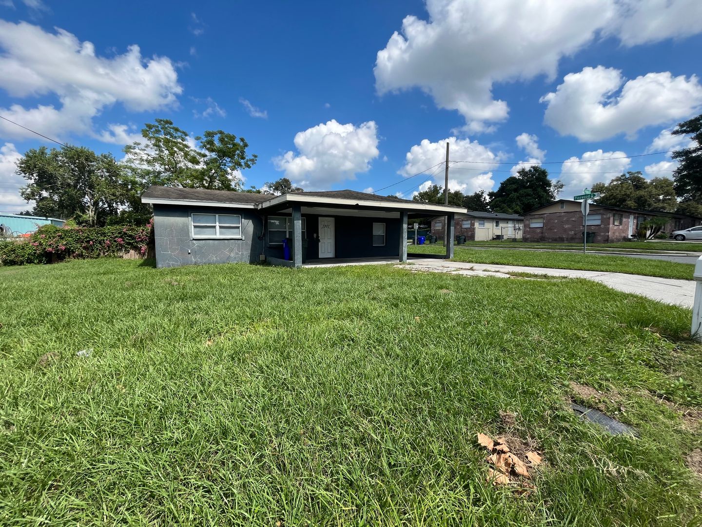 Lakeland House: 1301 W Walnut St