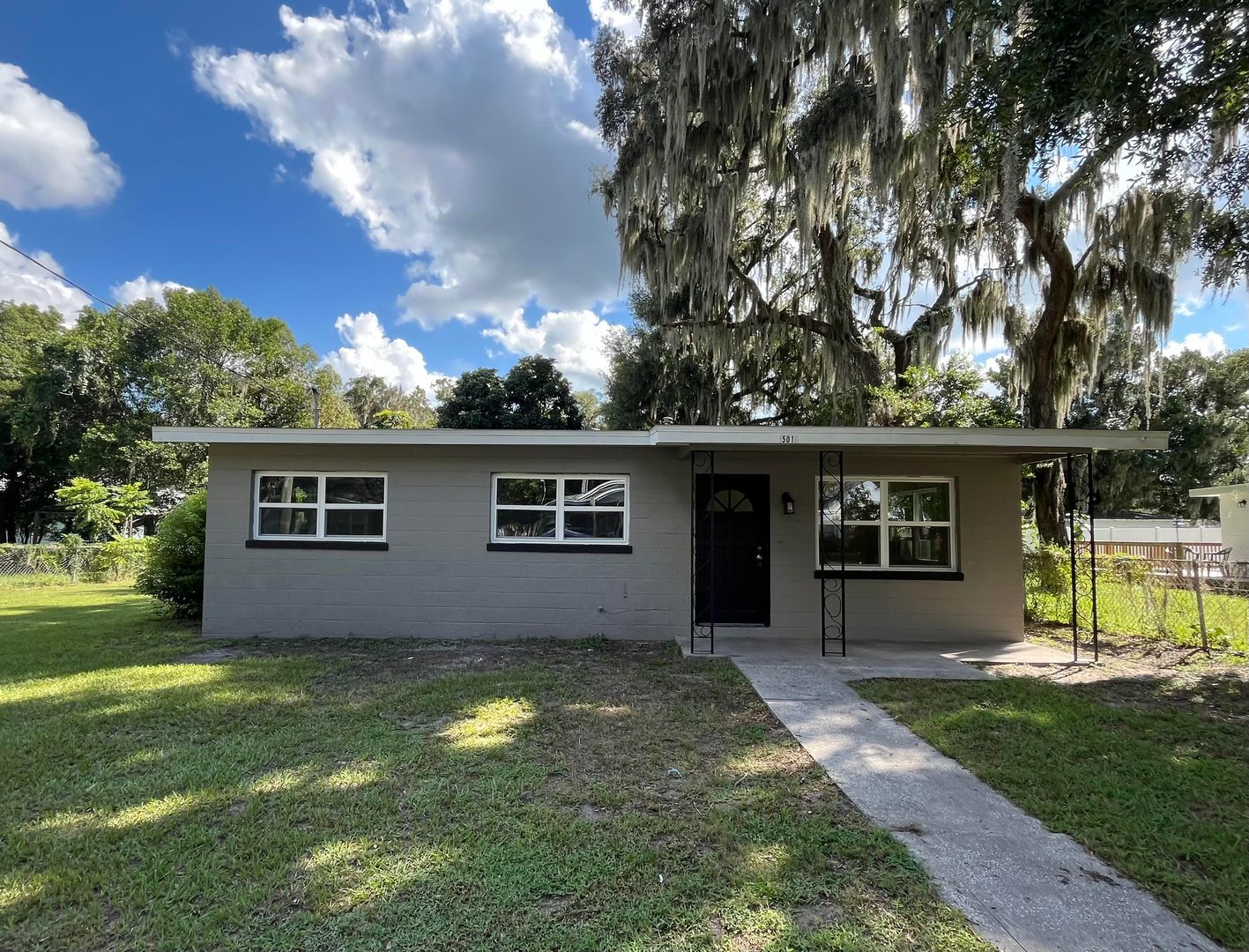 PLANT CITY House: 501 W DIXIE ST