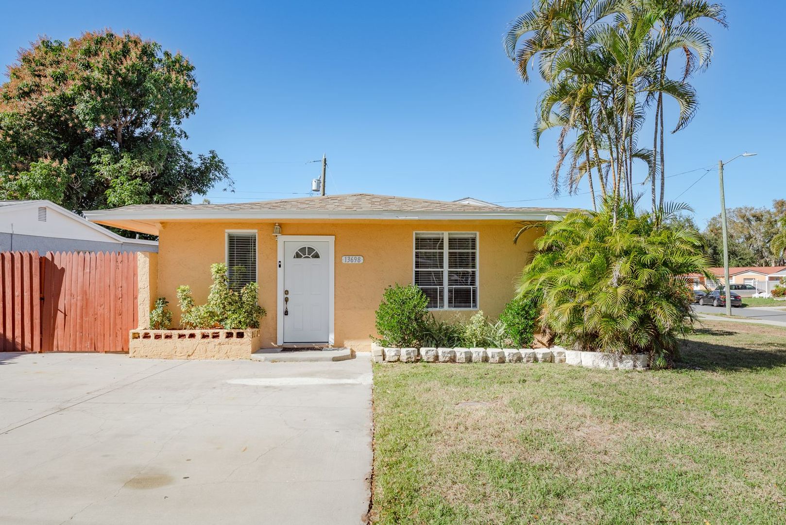 Largo House: 13698 120th St
