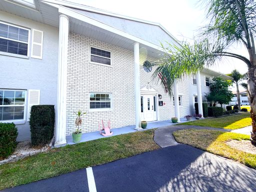 2/2 STUNNING SEASONAL RENTAL IN SUNNY N. FT. MYERS, FL