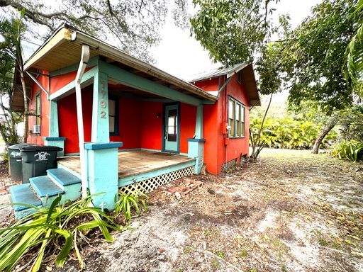 FIRST MONTH RENT FREE! 2/1 HOME IN DOWNTOWN RIVER DISTRICT!