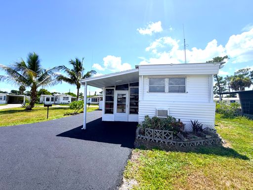 FIRST MONTH RENT FREE! 2/1 IN N. FT. MYERS ALL AGE COMMUNITY! – photo 1