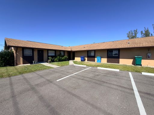 FIRST MONTHS RENT FREE!!! 2/1 ON CAPE CORAL CANAL! – photo 1