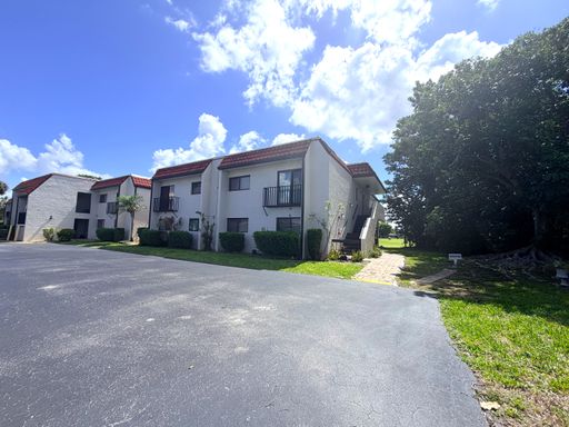 FIRST MONTH RENT FREE@! Immaculate 55+ Condo with Views of Golf Course in N. Ft. Myers