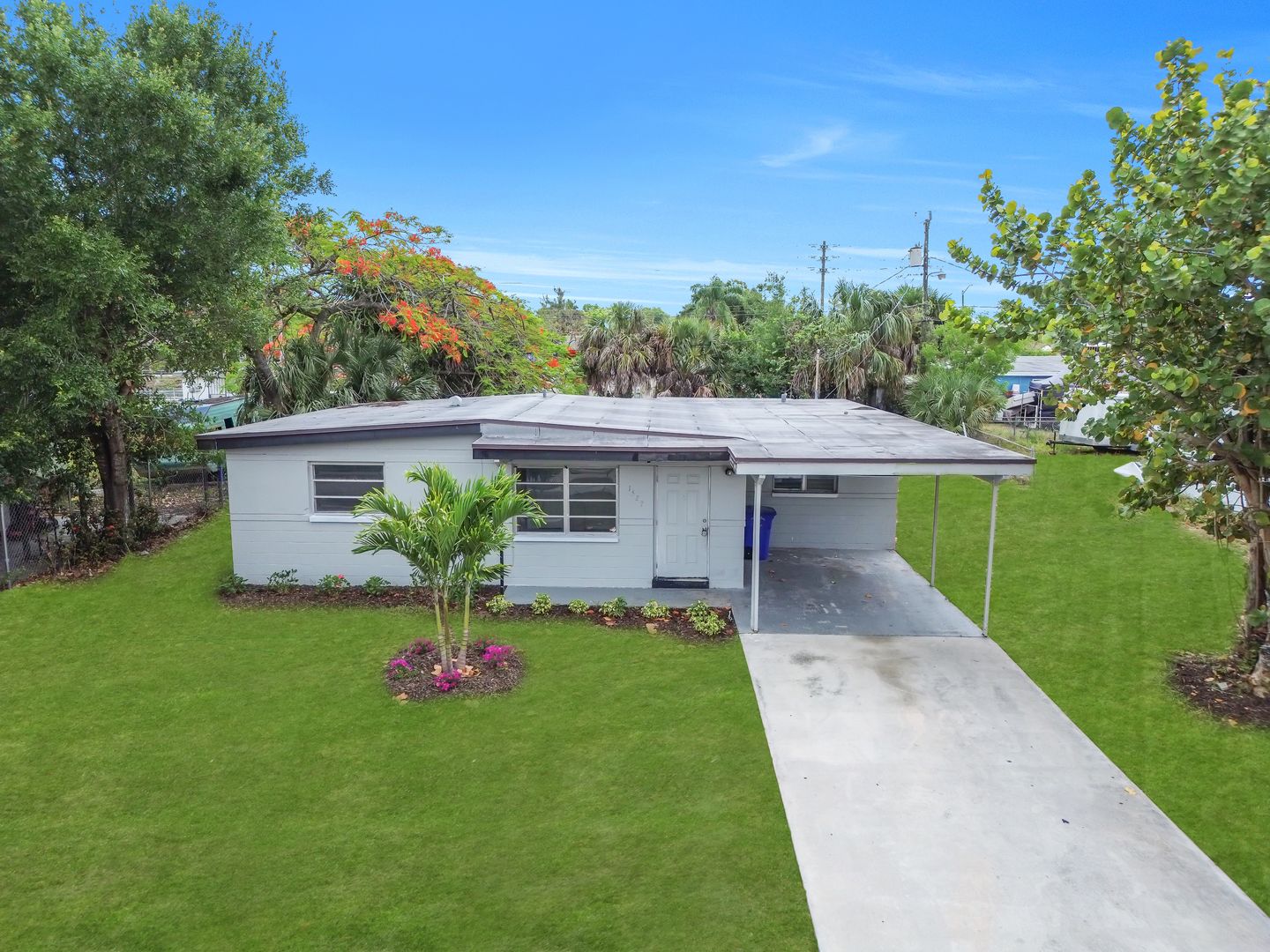 Fort Myers House: 1527 Gardenia Ave