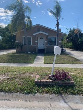 3 Bedroom Home Utilities Included - FIRST MONTHS RENT FREE – photo 1