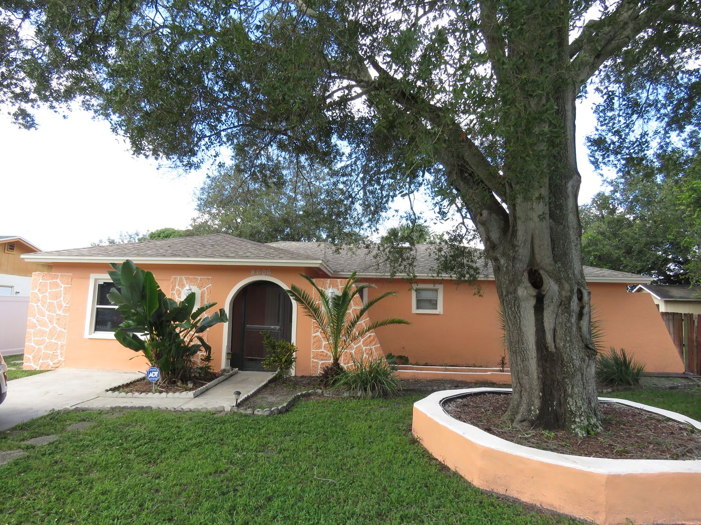 Tampa House: 8606 Woodridge Road