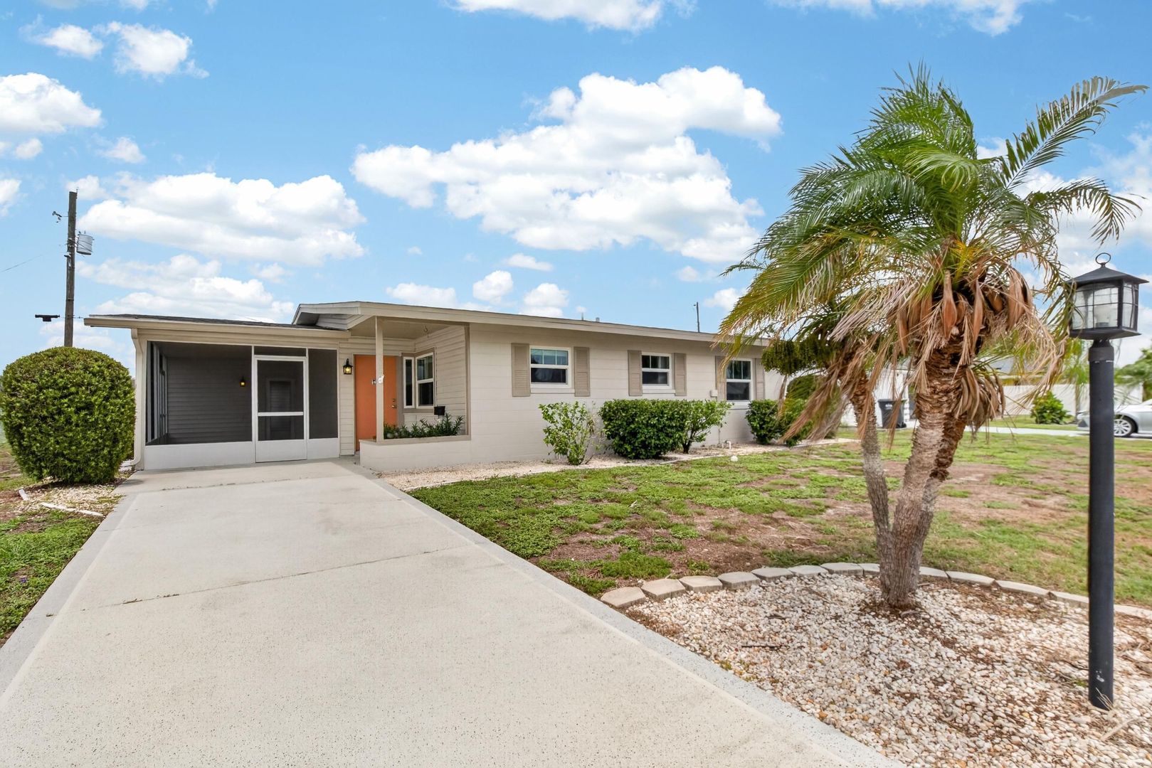 Sun City Center House: 705 Thunderbird Ave