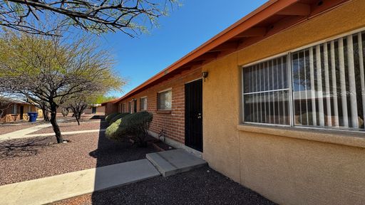 Central (Glenn and Country Club) 1 bedroom 1 bath w/ yard and a/c! – photo 1