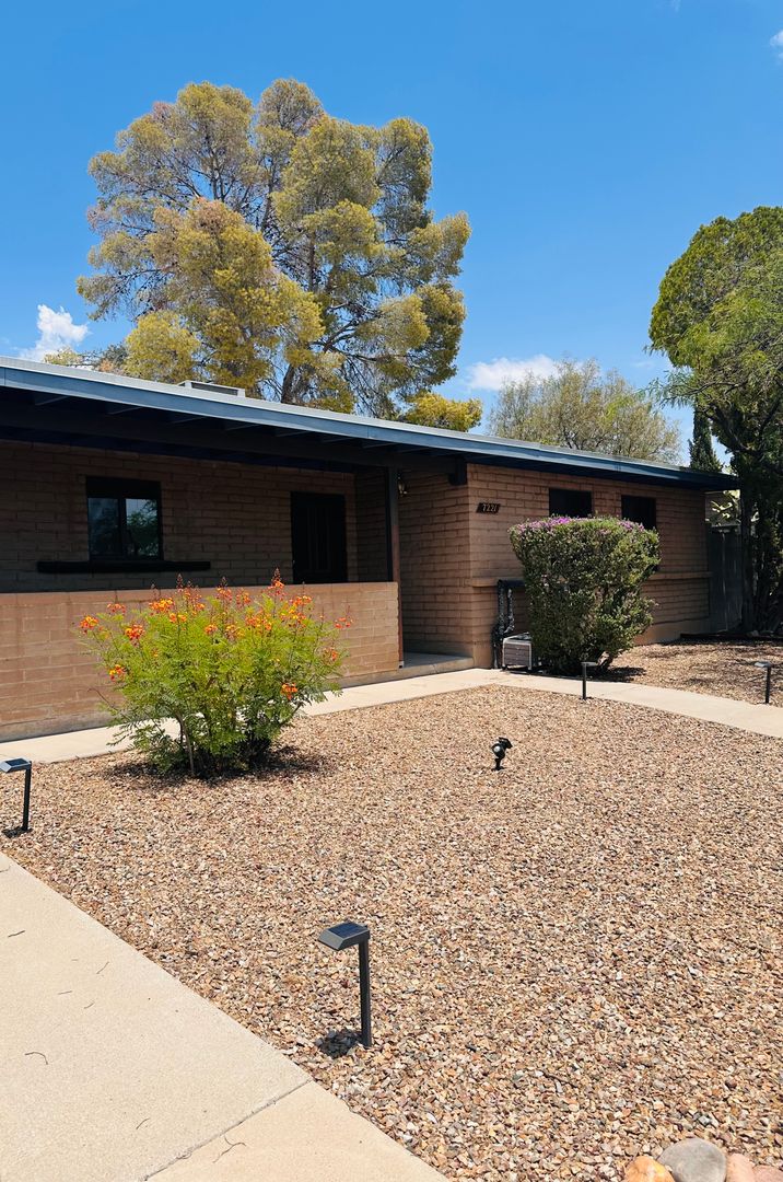 Tucson House: 7221 E Brooks Dr