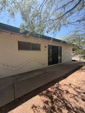 Charming Mid Century Modern Townhome 2 bed 1Bath! – photo 1