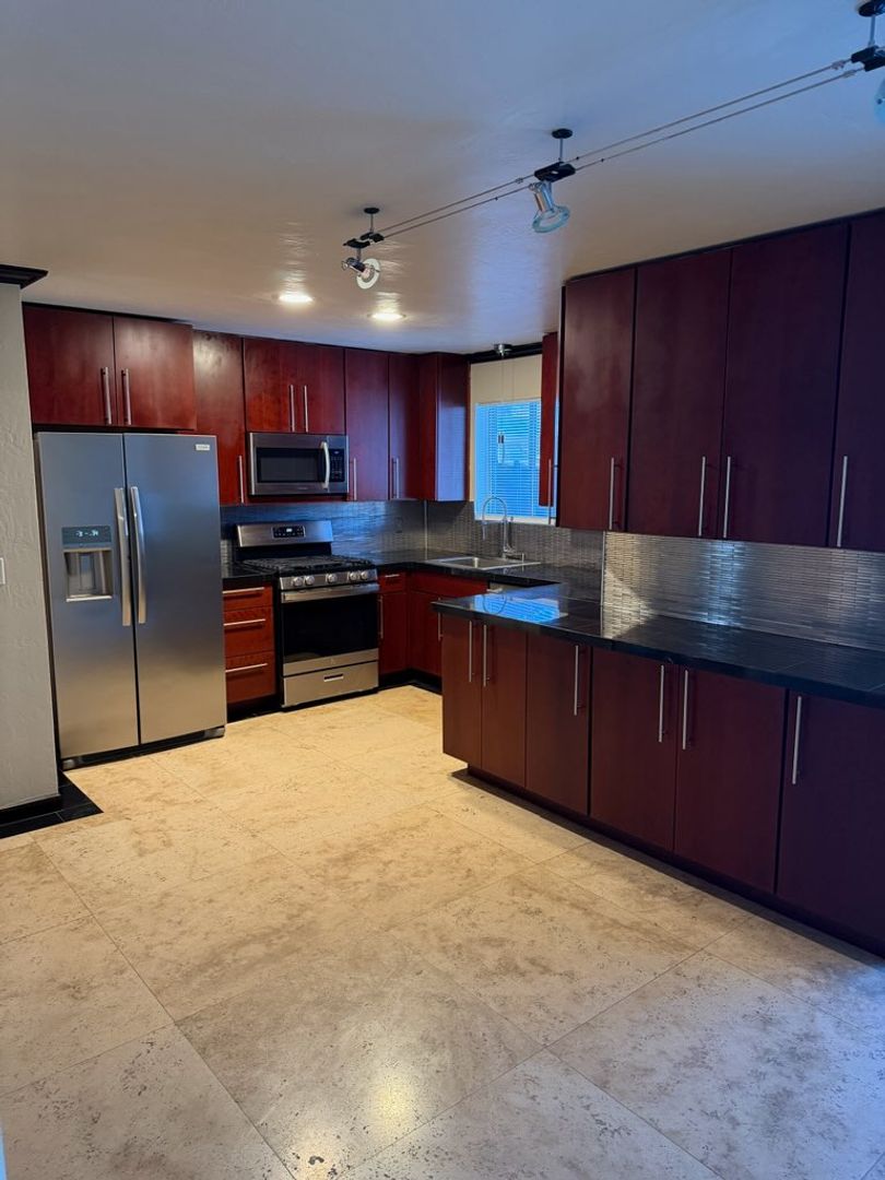 Phoenix House: 3724 W. Gardenia Ave