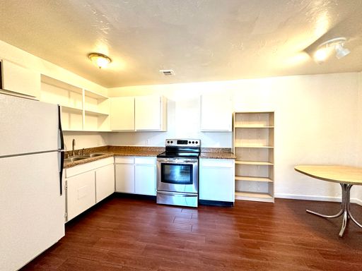 1 month rent credit with 13 month lease and move in within 2 weeks. Unfurnished 2 Bedroom in Desired Tucson Location! Community Pool and Onsite Laundry! See Today! – photo 1