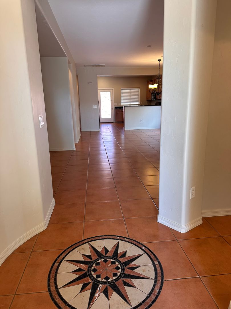 Tucson House: 1218 W Montelupo Dr