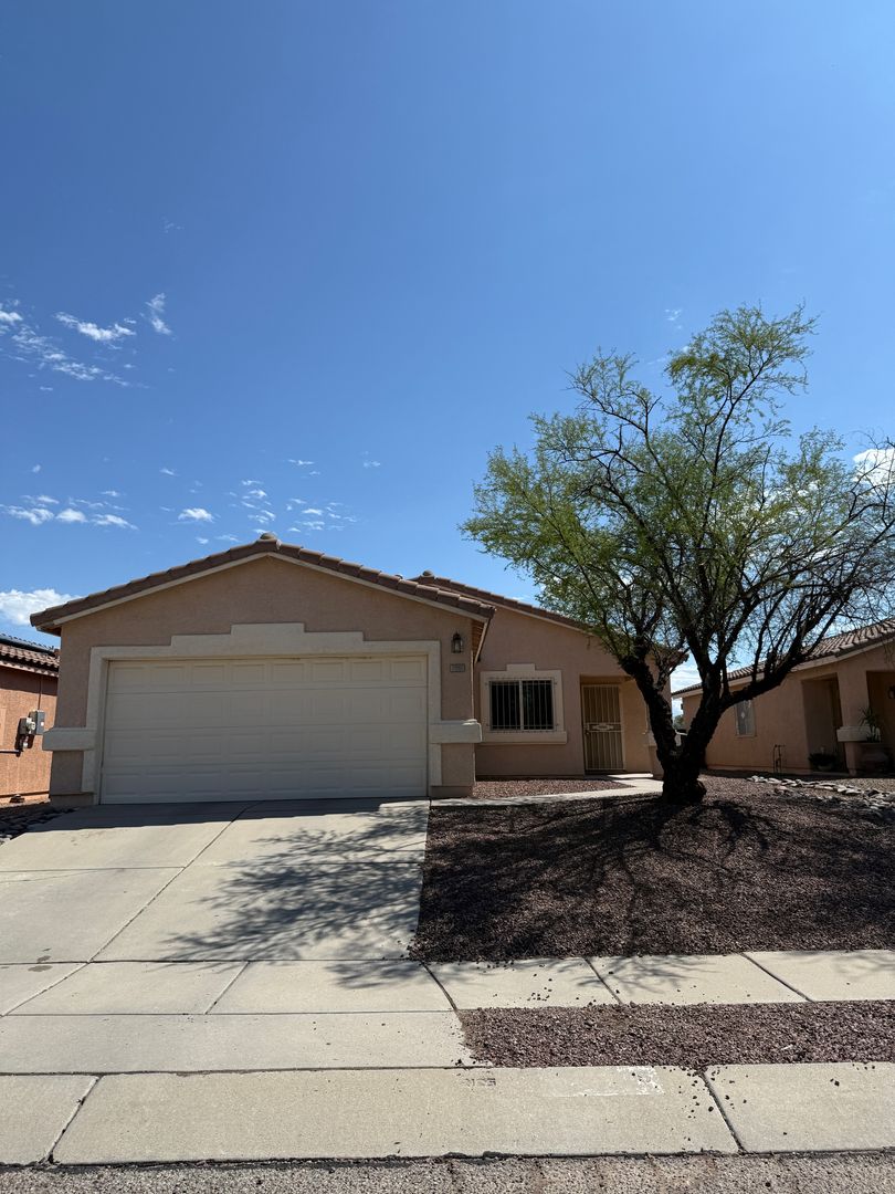 Tucson House: 2556 N Splitwood Ave