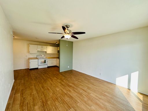 Pool View! 2 Bedroom With Community Pool and Onsite Laundry! Near U of A! – photo 1