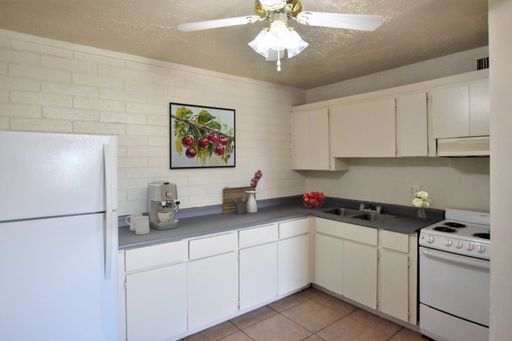 ****One Month Free Rent*** Ask property manager for details. Catalina Gardens is a private gated community in a quiet garden like setting yet only minutes to the city center. – photo 1