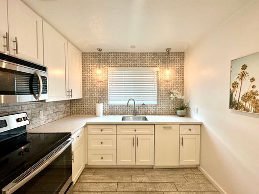 Furnished 2 Bedroom with In Unit Washer/Dryer! Community Pool, Off Street Parking, Highly Renovated! Near U of A! – photo 1