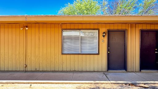 Spacious Central (Grant and Dodge) 2 bedroom apartment w/ a/c and fenced yard! – photo 1