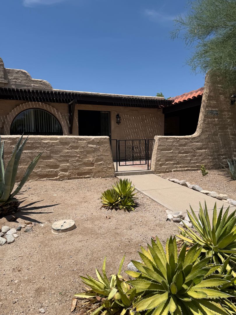 Tucson Townhome: 5213 N. Tigua Dr