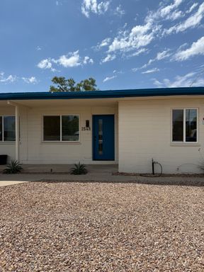 Available! 1 Bed 1 Bath with bonus room! Charming Home perfectly updated – photo 1