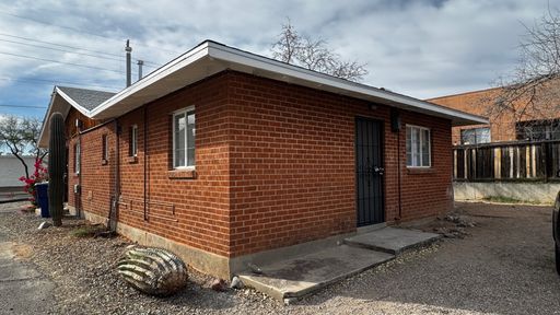 Cozy Midtown studio (Speedway and Columbus), a/c and private parking space! – photo 1