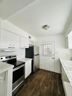 1 Month Free Rent ask Property manager for details!* Charming 2-bedroom, 2-bathroom apartment located in the heart of Tucson, AZ. – photo 1