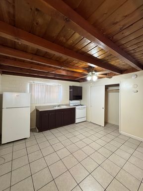Upstairs one bedroom unit with beautiful mountain views from your window! – photo 1