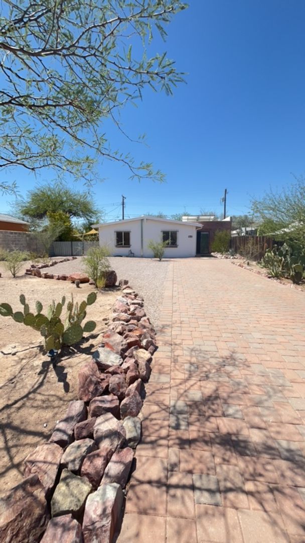 Tucson House: 1150 E Waverly St
