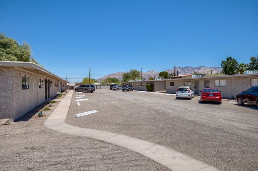 North Central (Stone and Limberlost), 2 bedroom, 1 bath duplex, large fenced yard with a/c! – photo 1