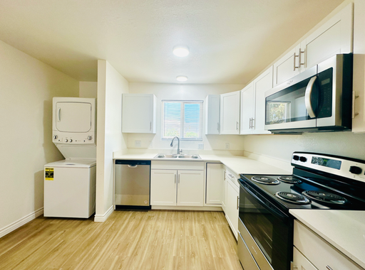 1/2 Month Free! Renovated 2 Bedroom Home with Washer/Dryer In Unit! All Appliances Included! Gated Community. – photo 1