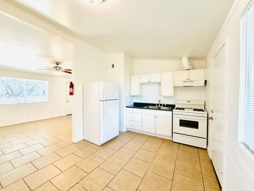 1 Month Free! Spacious 2 Bedroom with Vaulted Ceilings and Private Yard! – photo 1