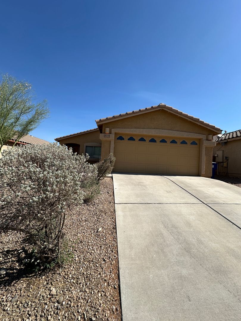 Tucson House: 7305 E Weeping Willow Dr