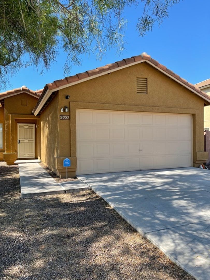 Tucson House: 2057 W Silver Meadow Pl