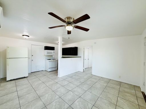 1 Month Free Move In Special! Spacious Cottage Style 1 Bedroom with Yard and Walk In Closet! Off Street Parking! – photo 1