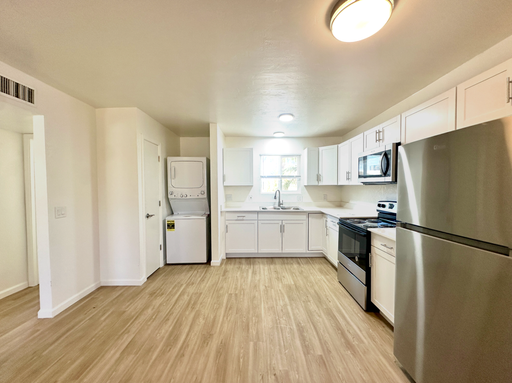 1 Bedroom With Washer/Dryer In Unit! Top Floor and Gated Community! – photo 1