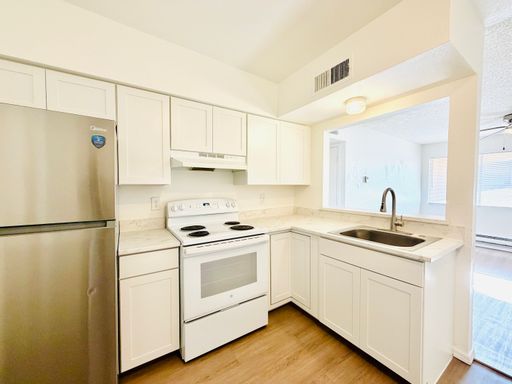 1 Month Free! 2nd Floor 2 Bedroom with Pool View! Natural Light and Open Layout. – photo 1