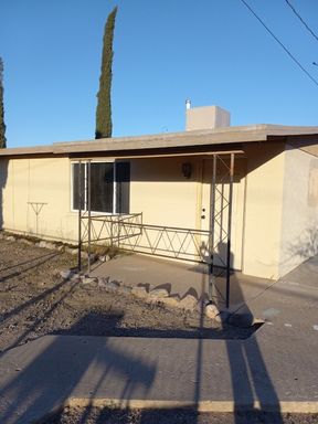 Secluded West Side -2 bedroom/1 bath with huge yard! – photo 1