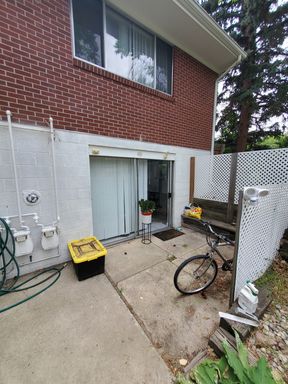 Adorable 1 Bedroom in a Triplex! Great Location! – photo 1