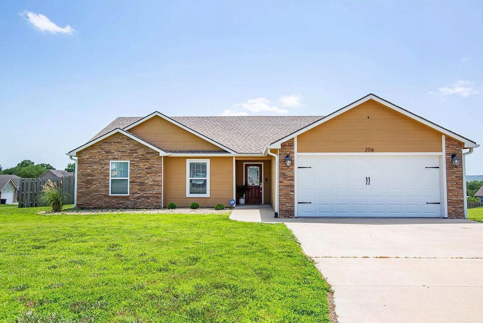 Saint George House: 206 Kelly Lane