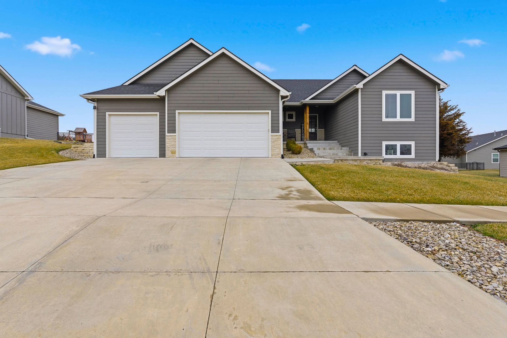 Manhattan House: 8849 Moonbug Ln