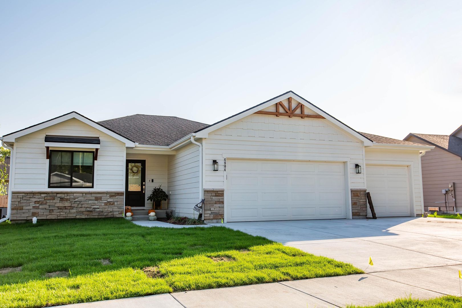 Manhattan House: 4804 Plumthicket Dr